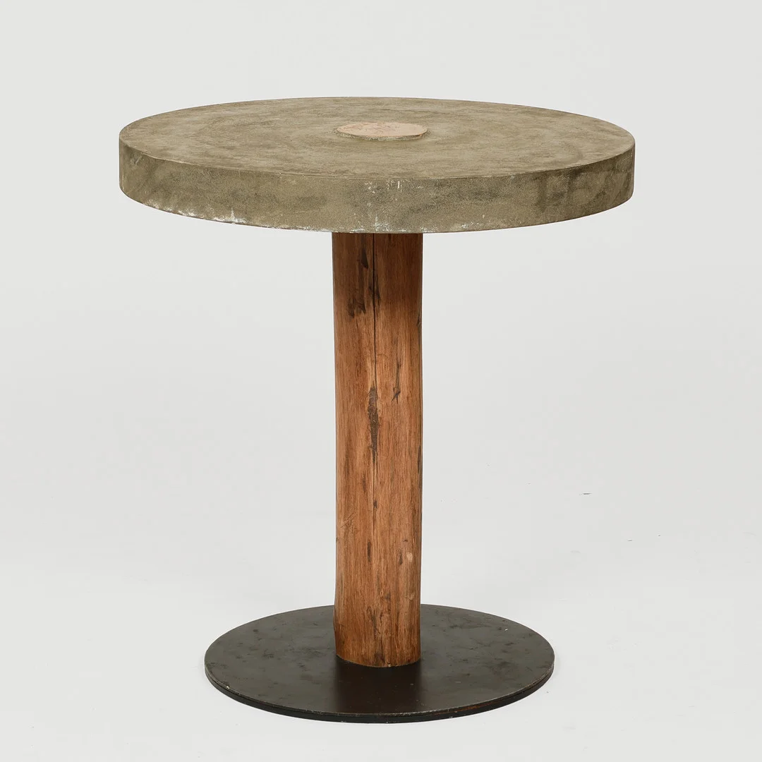 Cirkulært bord af træ, metal og betonlook. 21 årh. — Tables — Palsgaard Kunstauktioner