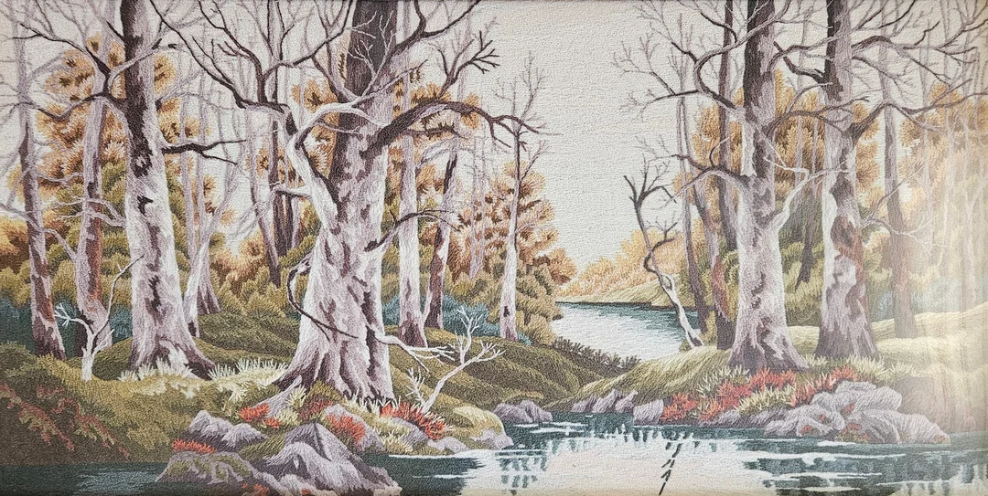OKÄND KONSTNÄR. Skogsbäck. Broderad tavla, osignerad. — Other — Auktionshuset Thörner & Ek