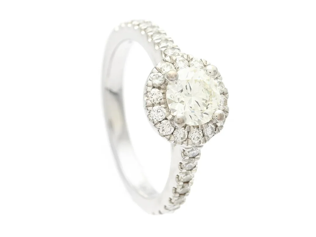 RING, 18K vitguld, briljantslipad diamant 0,60 ct, TCr(I)/VS2, GIA laserinskription 7312079948, 30 briljantslipade diamanter ca 0,40 ctv, ca W/VS, stl 15,5 mm, vikt 3,8 g. — Smycken/Ring — Kaplans