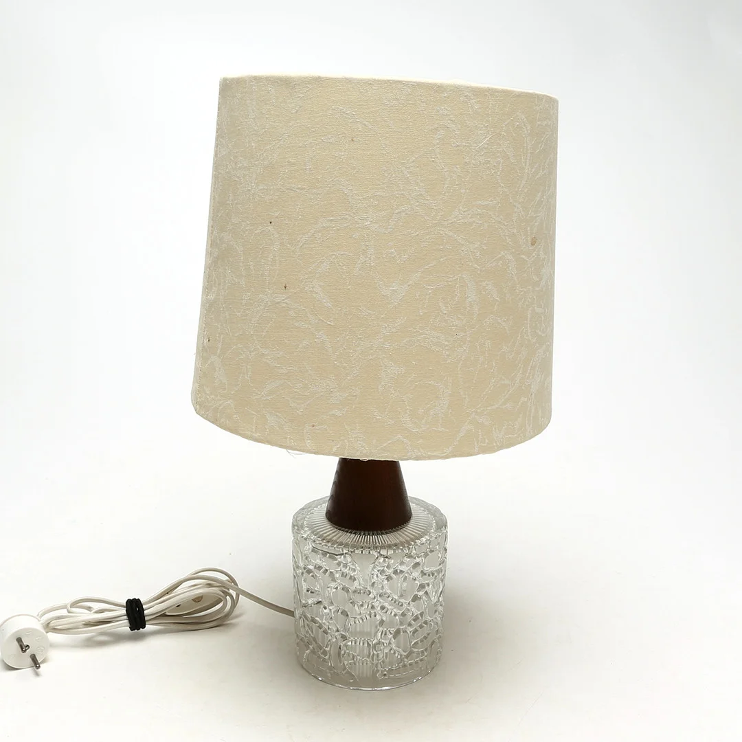 BORDSLAMPA, glas/teak. — Table Lamps — Kalmar Auktionsverk