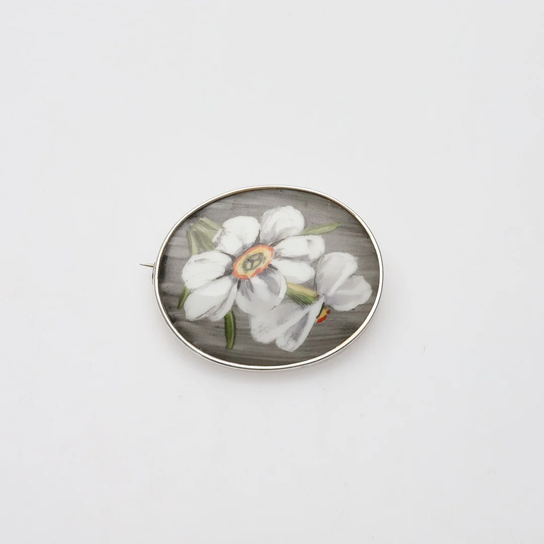 BROSCH. Silverinfattad porslinsmålning, Bernhard Hertz, Stockholm 1965. — Brooches & Pendants — Örebro Stadsauktioner