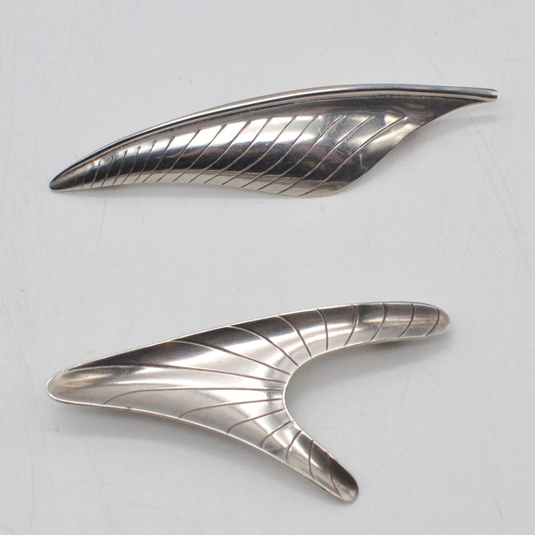 HERMANN SIERSBØL, ZWEI DESIGNERBROSCHEN AUS DÄNEMARK, STERLINGSILBER, MITTE DES 20. JAHRHUNDERTS. — Brooches & Pendants — Kunst- und Auktionshaus Kleinhenz