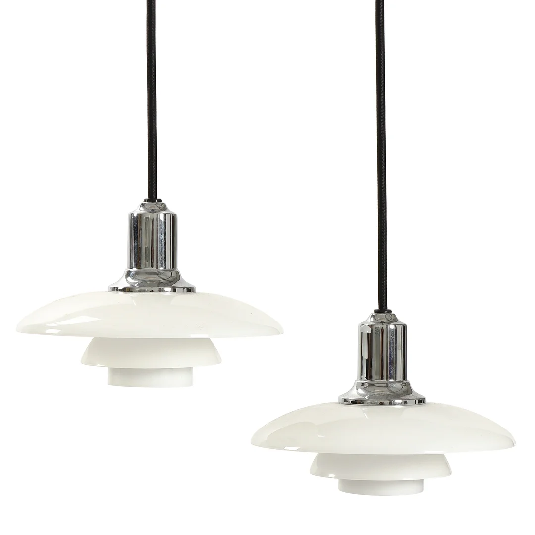Poul Henningsen. Pair of 2/1 pendants, glass. (2) — Lamps and lighting/Pendant lights — Lauritz