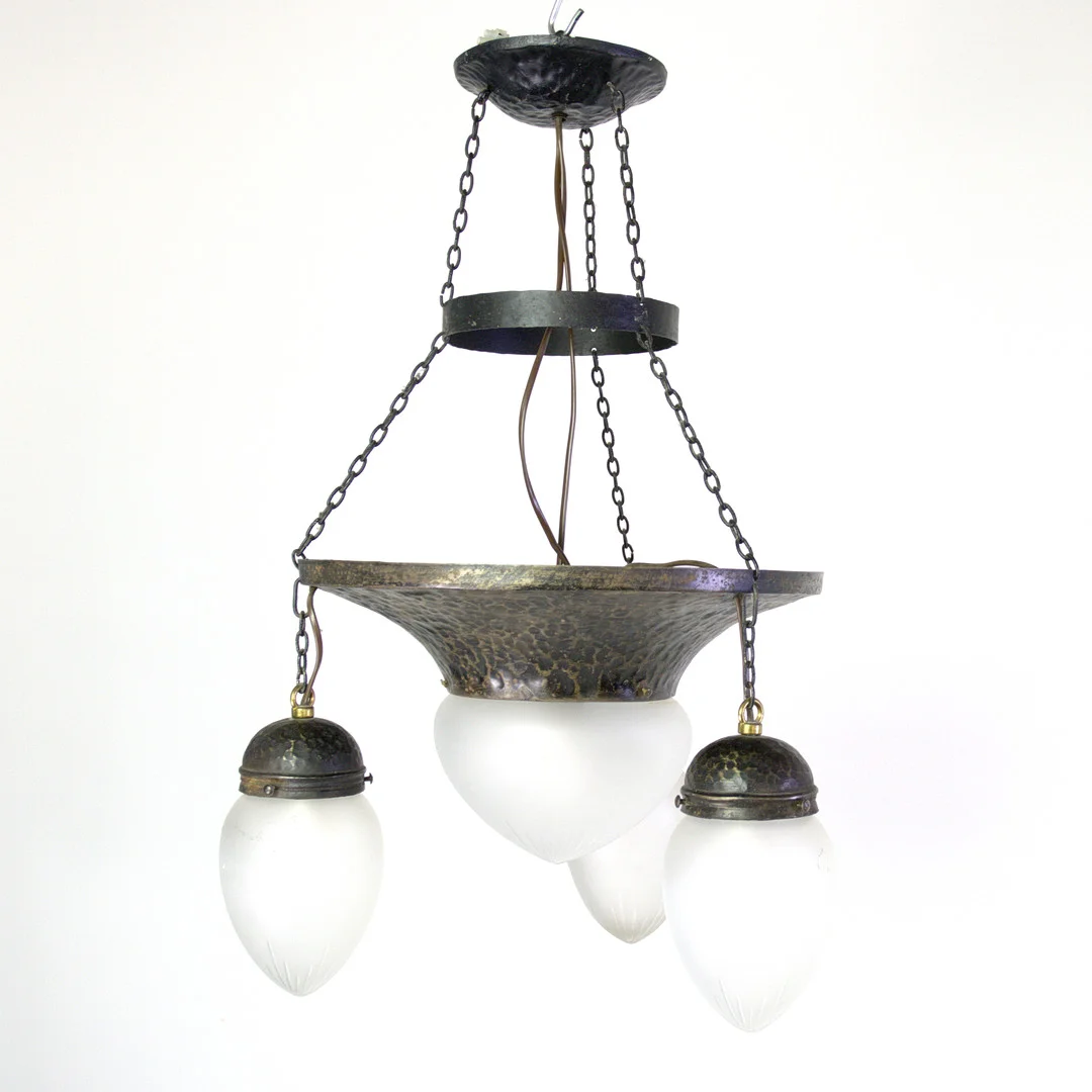 TAKLAMPA, jugend, driven koppar, tre droppformade ljuspunkter, en kupa, slipat mönster, tidigt 1900-tal. — Ceiling lights — Höganäs Auktionsverk