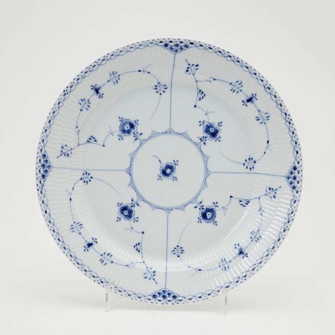 ROYAL COPENHAGEN, Schale, Dekor 'Musselmalet Halbspitze', Porzellan, 20. Jahrhundert, Dänemark. — European — Stockholms Auktionsverk Köln