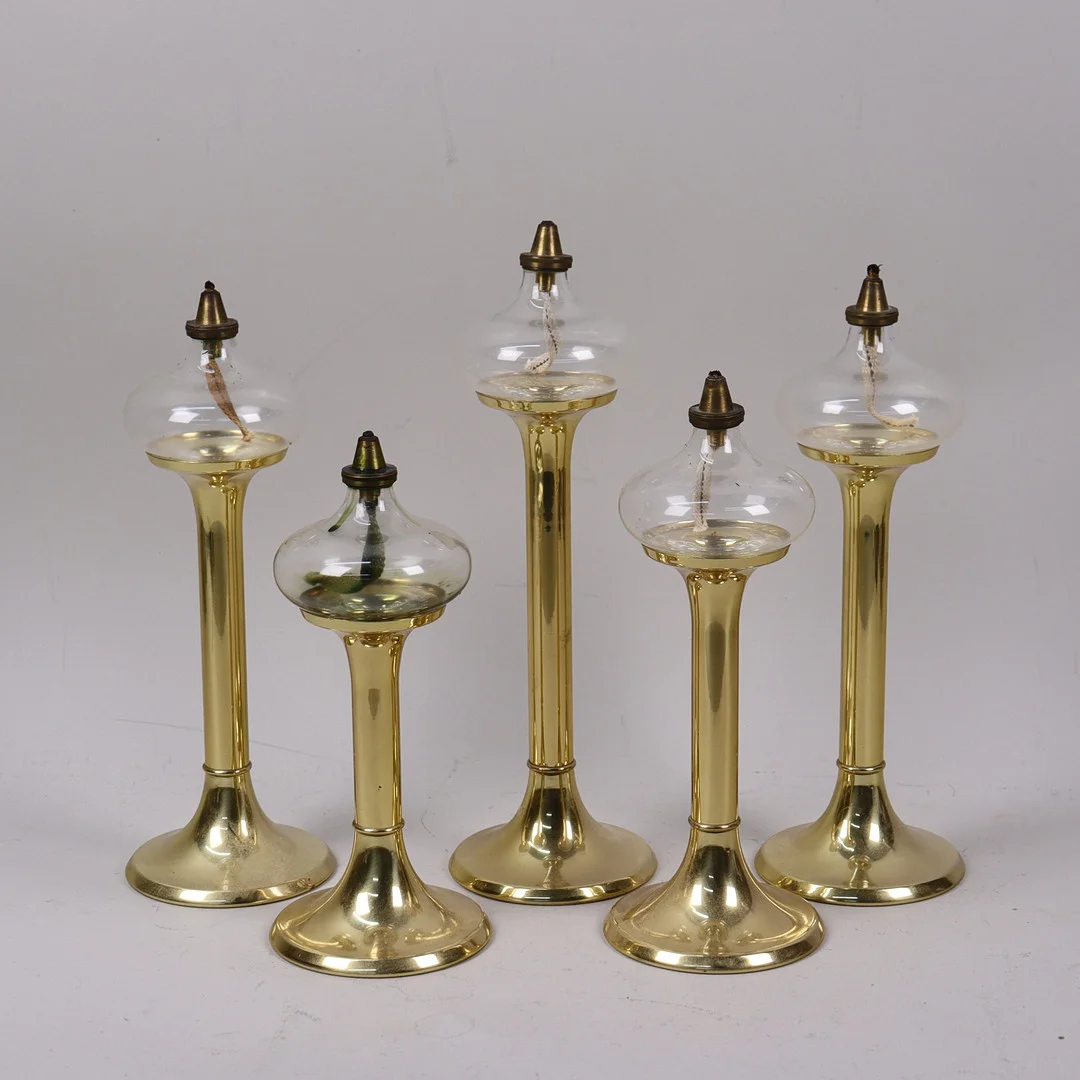LJUSLYKTOR, G.V. Harnisch Eftf., Köpenhamn, Danmark, mässing och glas, 1900-talets andra hälft, 5 st. — Candlesticks — Markus Auktioner