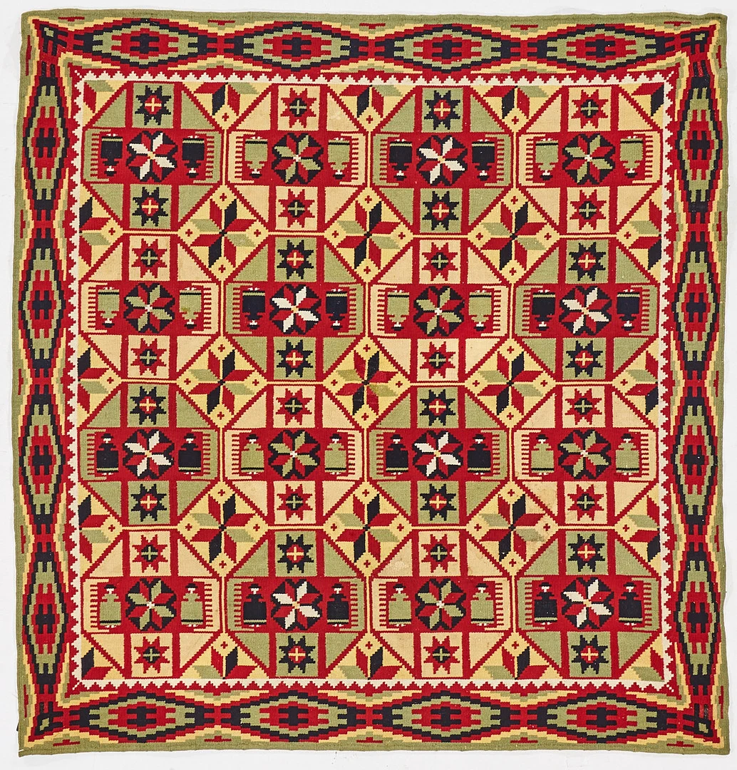TÄCKE, Skåne, 1800-talets andra hälft, rölakan, i färgerna blått, rött, gult och grönt, åttauddiga stjärnor och parställda figurer, ca 133x130 cm. — Other — Stockholms Auktionsverk Magasin 5