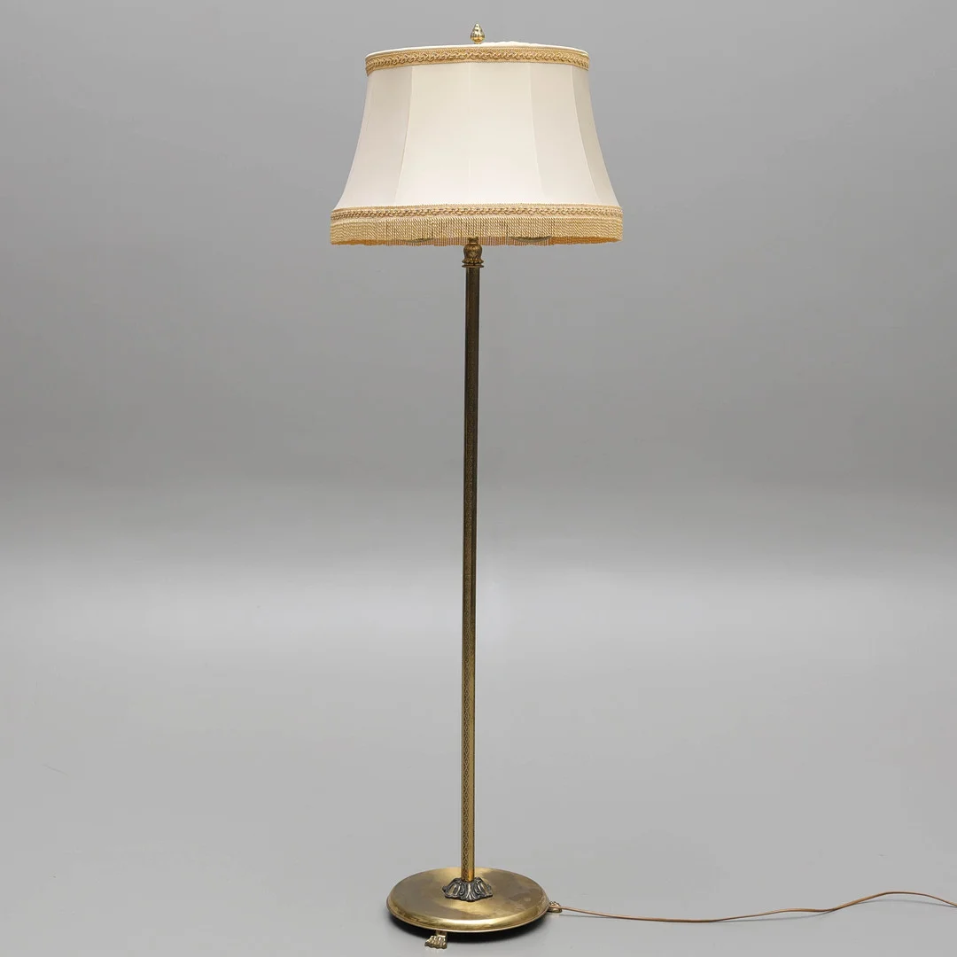 GOLVLAMPA, mässing, 1900-talets mitt. — Floor lights — Auktionsmagasinet Vänersborg