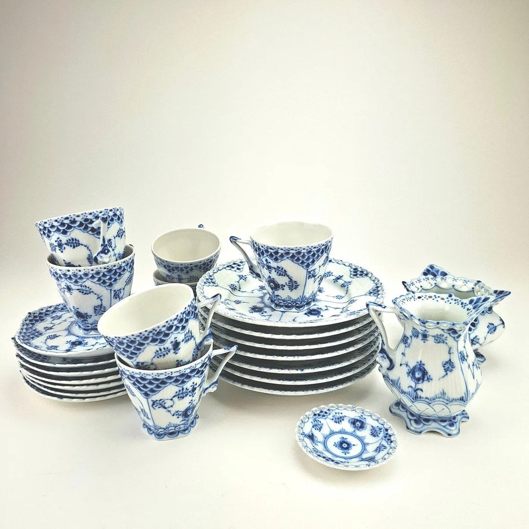 SERVISDELAR, 17 delar, porslin, Musselmalet, helblond, Royal Copenhagen, Danmark. — Tableware — Auktionshuset Thörner & Ek