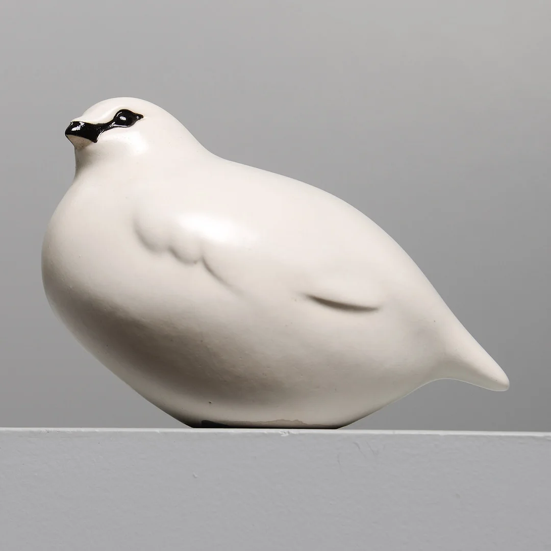 INGRID PERSSON. Figurin, duva, Dikanäs, monogramsignerad. — European — Formstad Auktioner