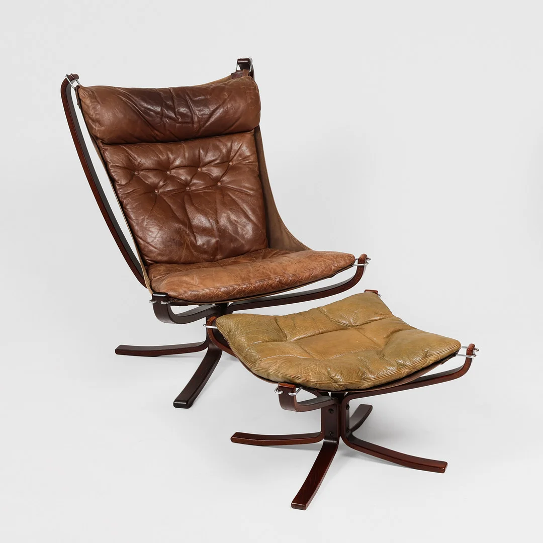 SIGURD RESELL. "Falcon", lænestol og fodskammel med stel af bejdset bøg, hynder betrukket med skind, Vatne Møbler, Norge, 1970'erne, (2). — Armchairs & Chairs — Palsgaard Kunstauktioner
