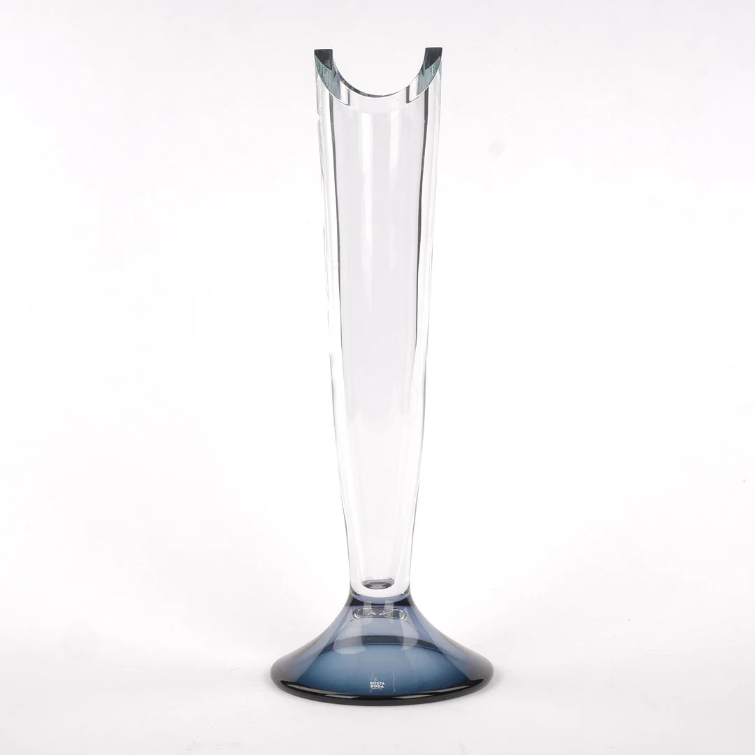 GÖRAN WÄRFF. Vas, "Baskerville", glas, Kosta Boda, signerad. — Art glass — Auktionsfirma Kenneth Svensson i Kalmar