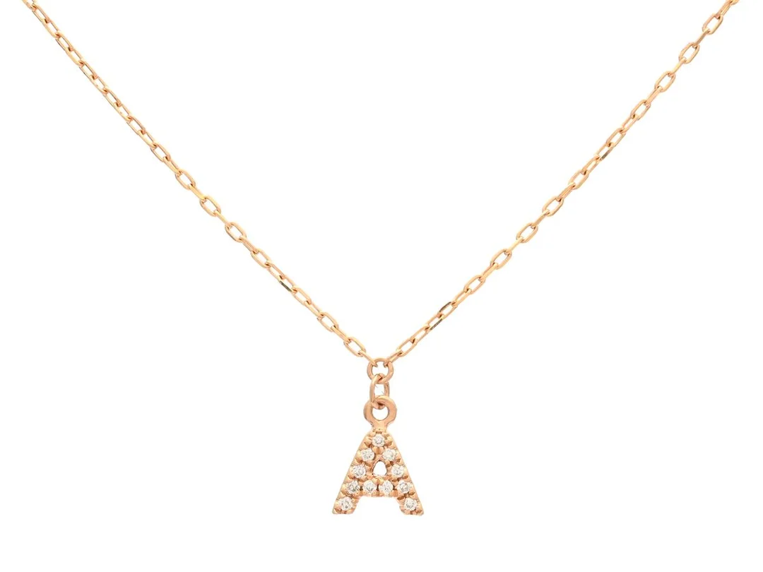 COLLIER, 18K guld, bokstaven A, 11 briljantslipade diamanter ca 0,05 ctv, höjd på hänget 0,6 cm, längd på kedjan 39/41 cm, vikt 1,1 g. — Smycken/Collier — Kaplans