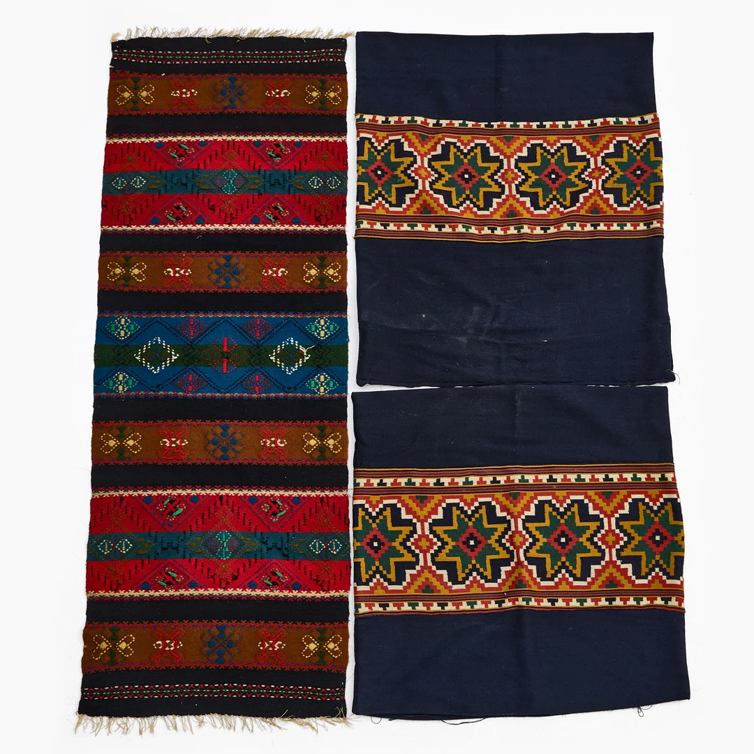 TEXTILIER, 3 dlr, kuddfodral (2 st) samt vävnad, allmoge, Skåne, omkring 1900, röllakan och yllebroderi. — Textiles — Crafoord Auktioner Stockholm