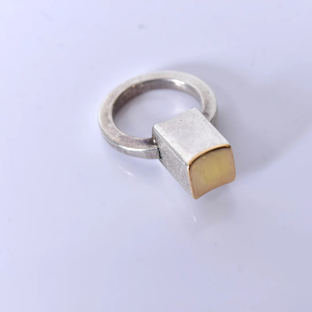 ULLA HALLBERG. ring, delvis förgyllt sterlingsilver. — Rings — Halmstads Auktionskammare