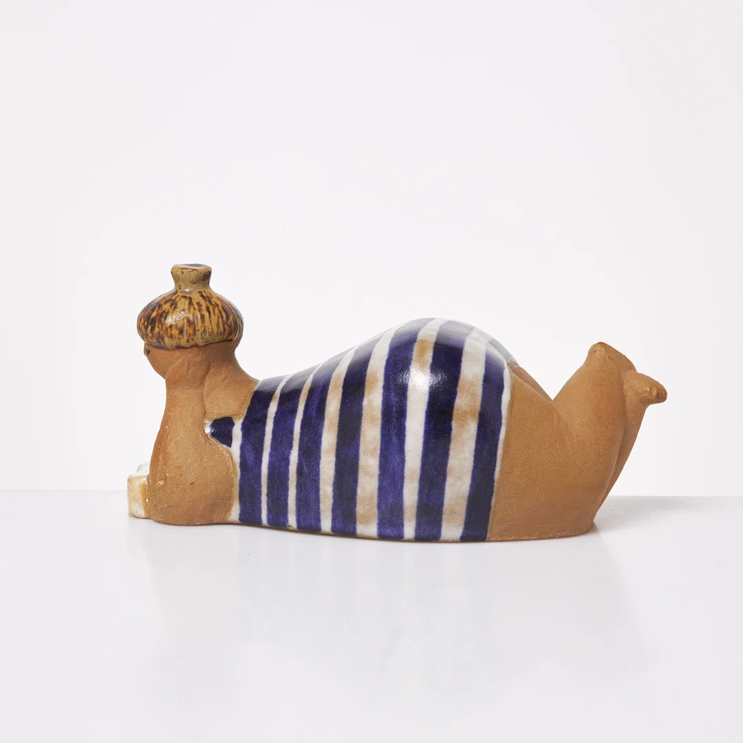 LISA LARSON. Figurin, "Beata" ur serien ABC-flickorna, glaserat stengods, undertill signerad, Gustavsberg. — European — Stockholms Auktionsverk Sickla
