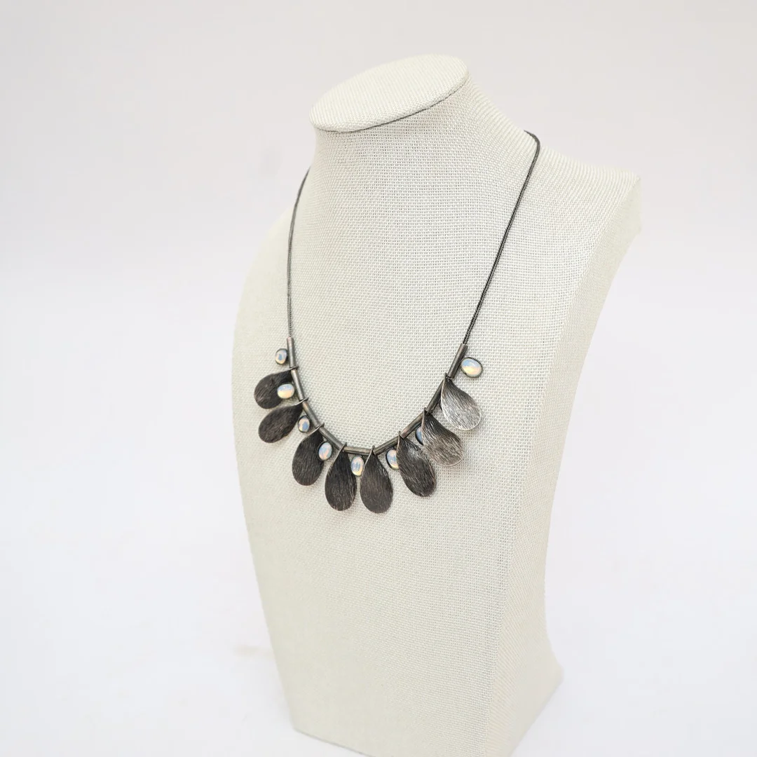 HALSBAND MED HÄNGE OCH INFATTADE DEKORER. — Necklace — Falun Auktionsbyrå