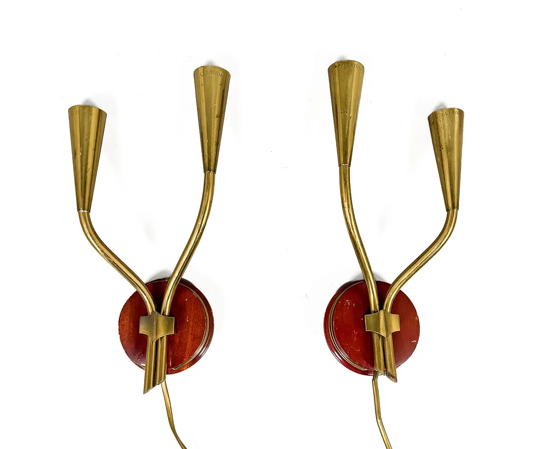 VÄGGLAMPOR, ett par, trä, mässing, Norge, 1950-tal. — Wall Lights — Auktionshuset STO Bohuslän