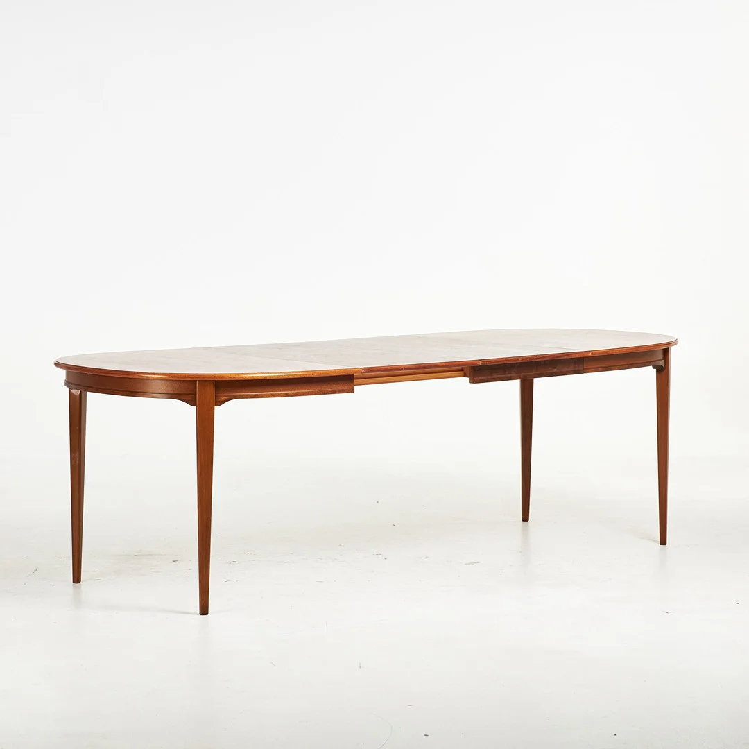 SVANTE SKOGH. Matbord, "Vindö", fanérad med teak, Möbelfabrik Balder, Vaggeryd, 2 iläggsskivor. — Tables — Stockholms Auktionsverk Sickla