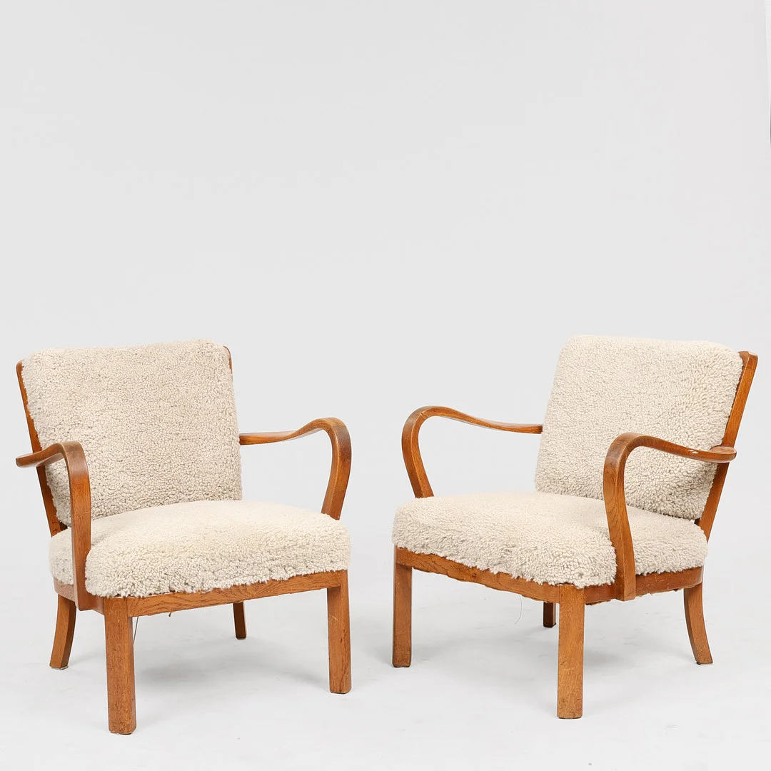 DANSK SNEDKERMESTER. Et par lænestole med stel af eg, sæde og ryghynde nybetrukket med lammeskind, 1930/40'erne, (2). — Armchairs & Chairs — Palsgaard Kunstauktioner