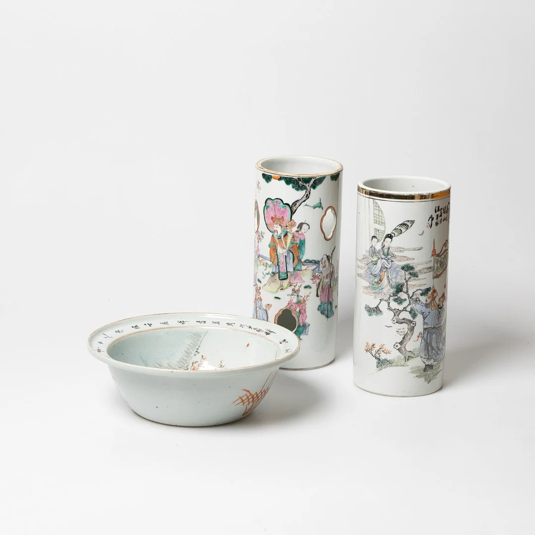 PENSELVAS, PERUKSTOCK & SKÅL, 3 delar 1900-tal, porslin med målad dekor och delvis förgyllda kanter. — Oriental — Stockholms Auktionsverk Helsingborg