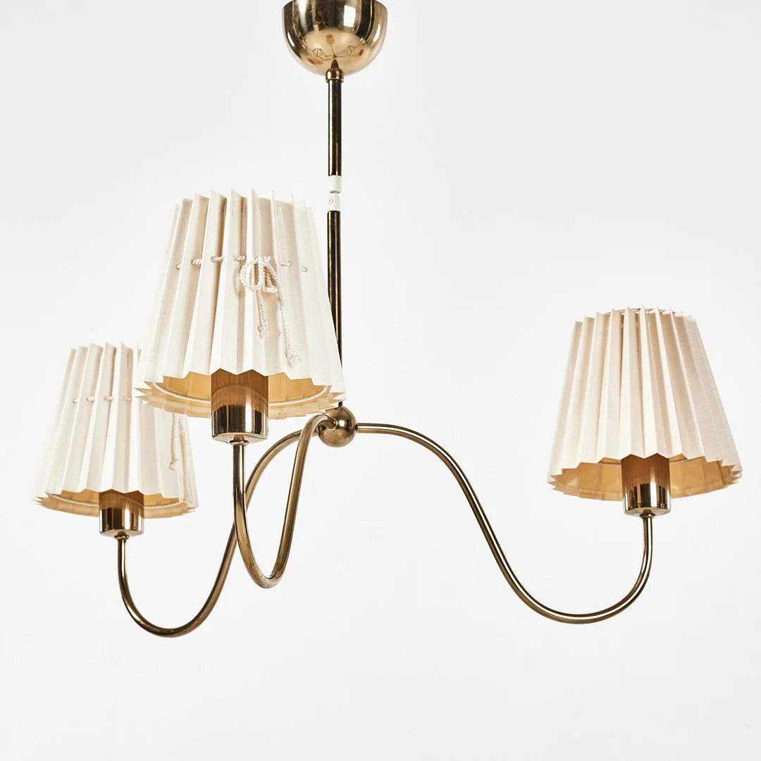 JOSEF FRANK. Takarmatur, modell 2444 för Firma Svenskt Tenn, mässing med tre ljuspunkter. — Chandeliers — Stockholms Auktionsverk Magasin 5
