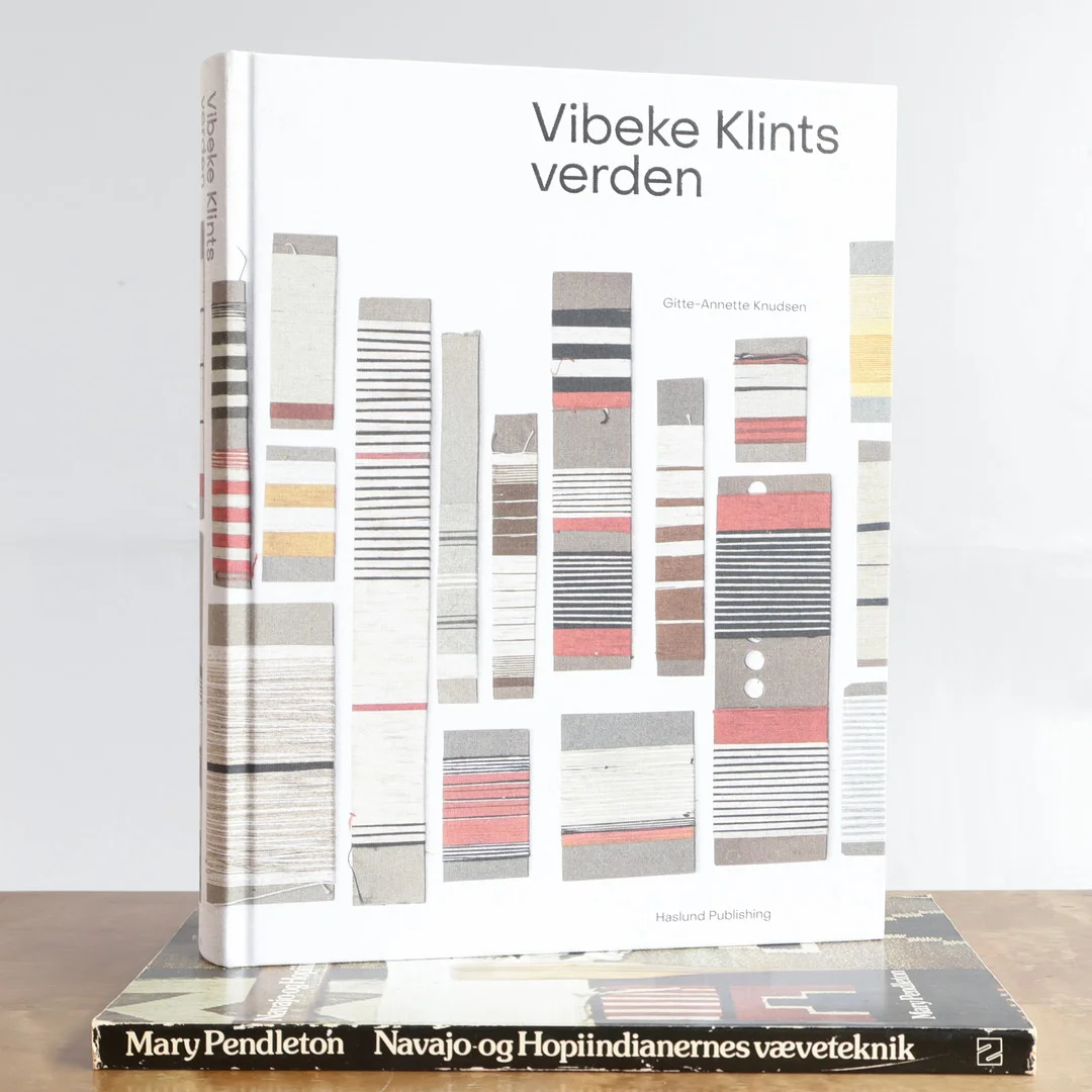 To bøger om væveteknik. Navajo og Hopiindianernes væveteknik. Vibeke Klints verden. (2). — Books — Woxholt Auktionshus