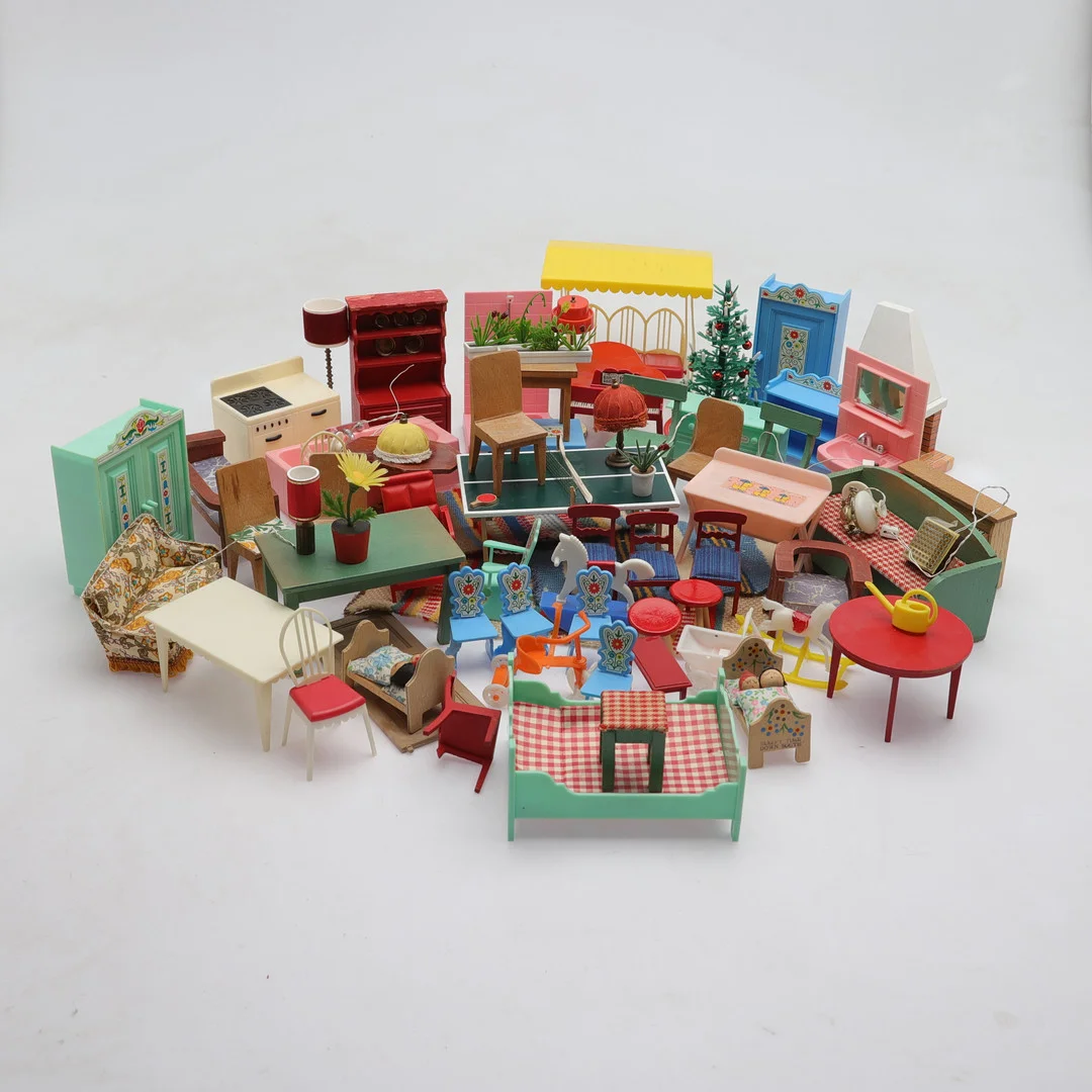 DOCKSKÅPSMÖBLER, parti, olika material och tillverkare, 1900-talets andra hälft. — Other toys — Gomér & Andersson Norrköping