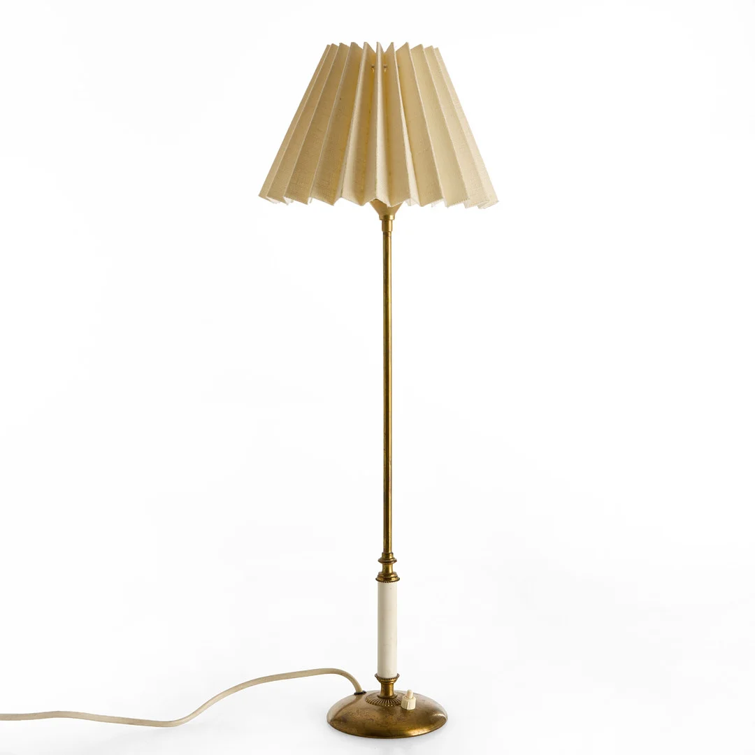 BERTIL BRISBORG (1910–1993). Bordslampa, modell 31570, Nordiska Kompaniet (NK), mässing. Vit plisserad textilskärm. 1940-tal. — Table Lamps — Crafoord Auktioner Stockholm