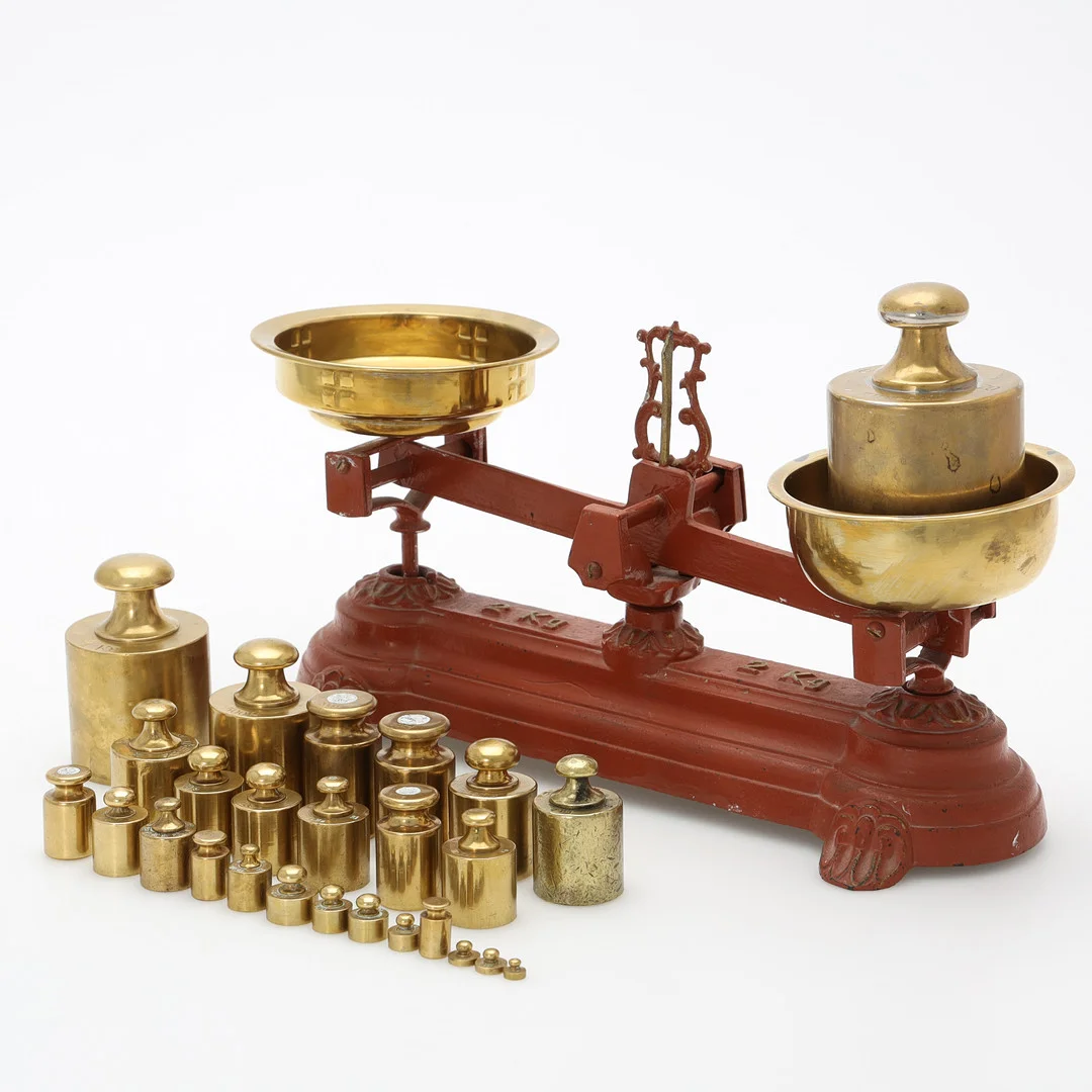 BALANSVÅG, mässing och bemålad metall, tidigt 1900-tal. — Tools & Gears — Auktionsmagasinet Vänersborg