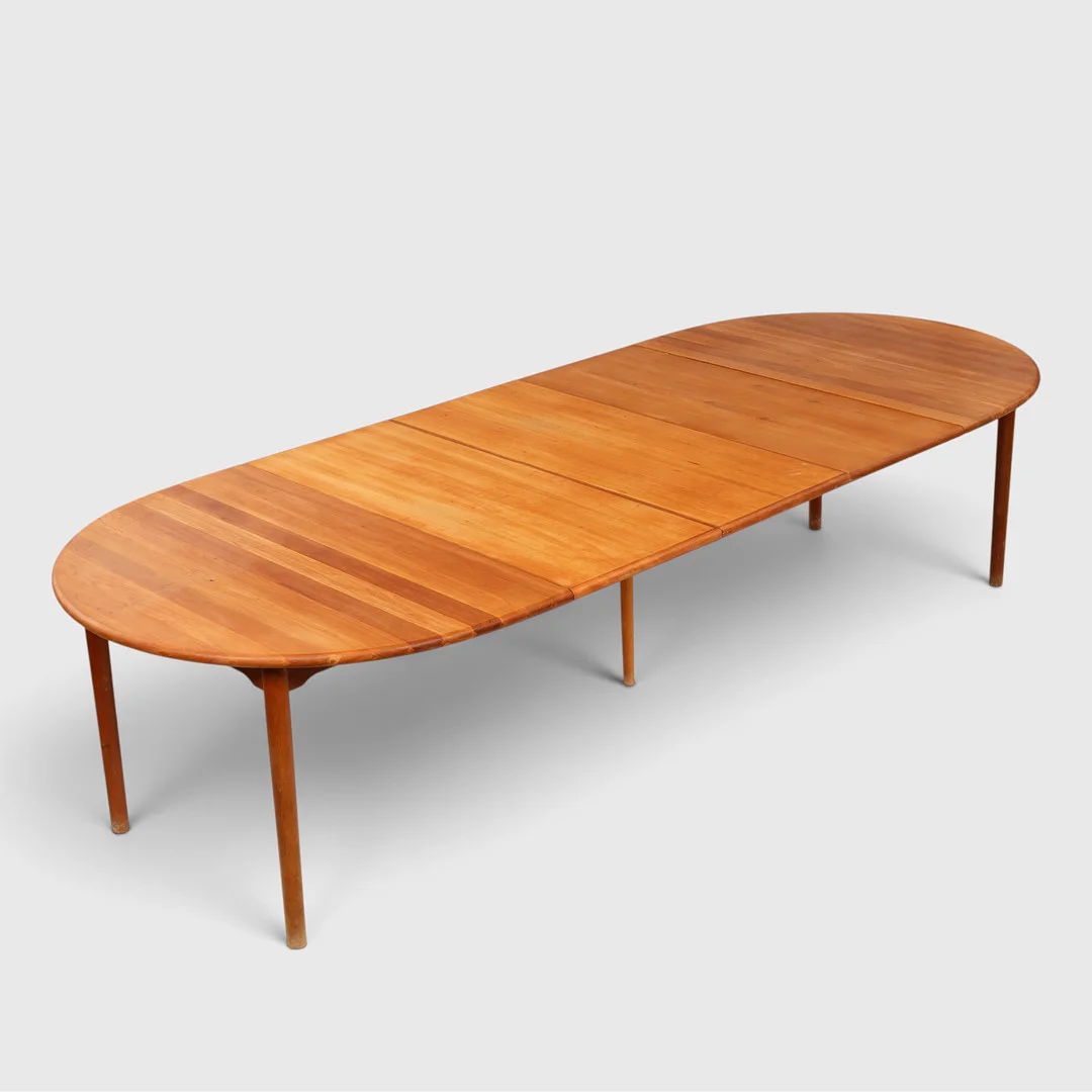 ANDREAS HANSEN. Ovalt spisebord af massiv kirsebærtræ med udtræk, Brdr. Andersen Møbelsnedkeri, Danmark. (1+3+1). — Dining tables — Palsgaard Kunstauktioner