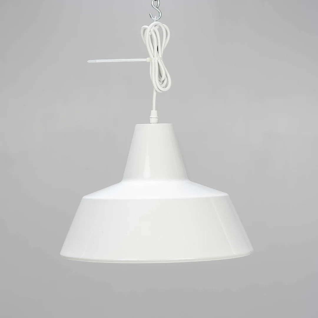 LUIS POULSEN. Taklampa, "Verkstadspendeln", Vit, Emaljerad Plåt. — Ceiling lights — Norrlands Auktionsverk