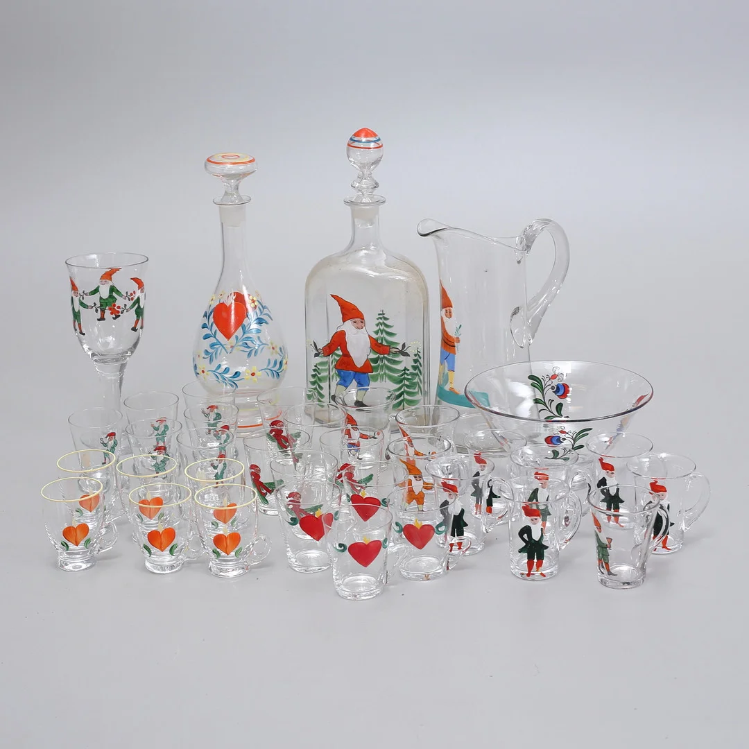 GLASSERVIS, julmotiv, 36 delar, handmålade, 1900-tal. — Utility glass — Auktionshuset Thelin & Johansson