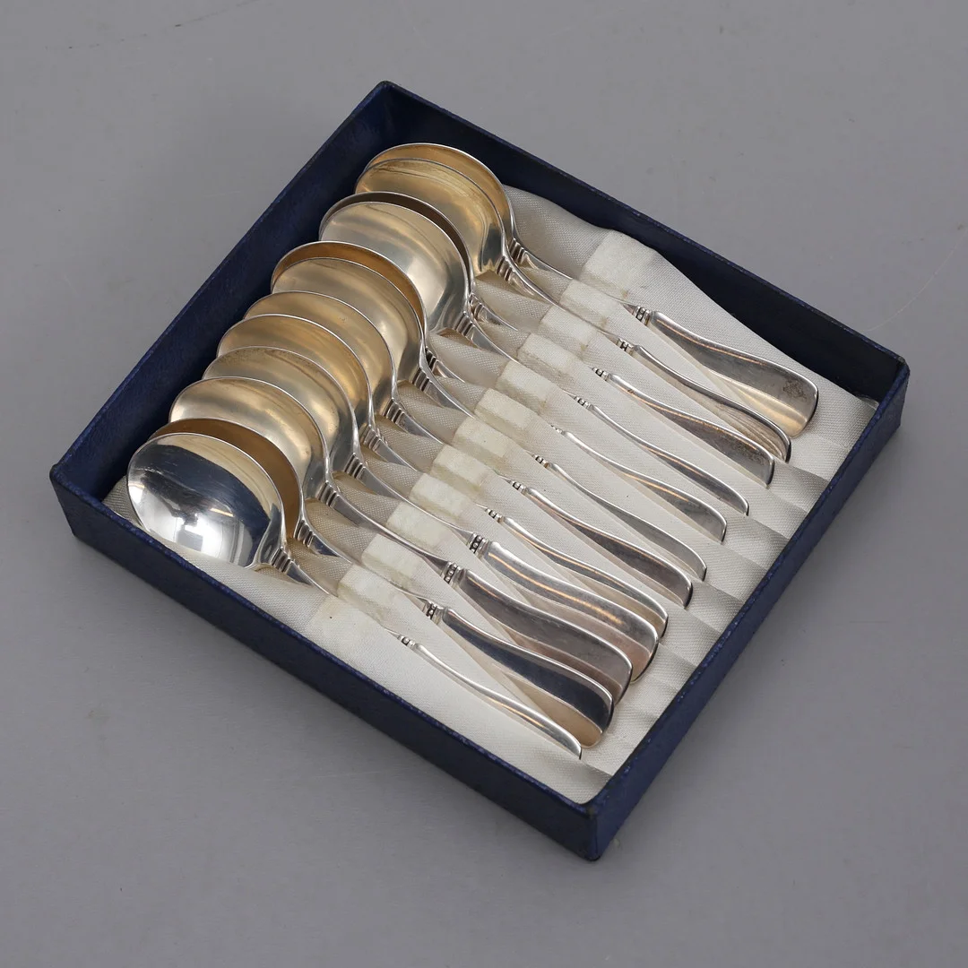 ERIC LÖFMAN. Kaffeskedar, 12 st, "Uppsala", silver, MGAB, vikt 142 gram. — Silver — Auktionshuset Thelin & Johansson