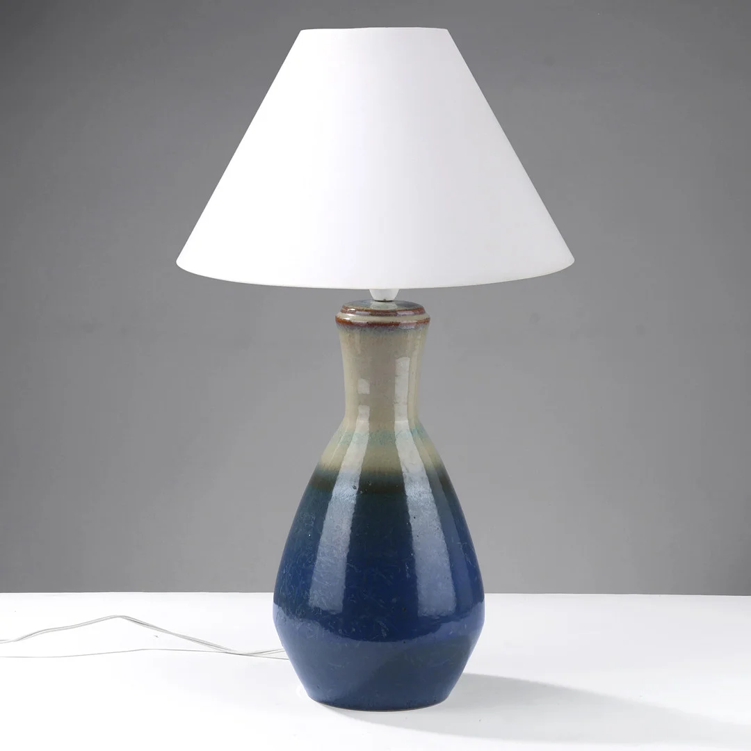 SØHOLM: Bordlampe af glaseret stentøj i grønne og blå nuancer, model 3039, Danmark, 1960/70'erne. — Table Lamps — Palsgaard Kunstauktioner