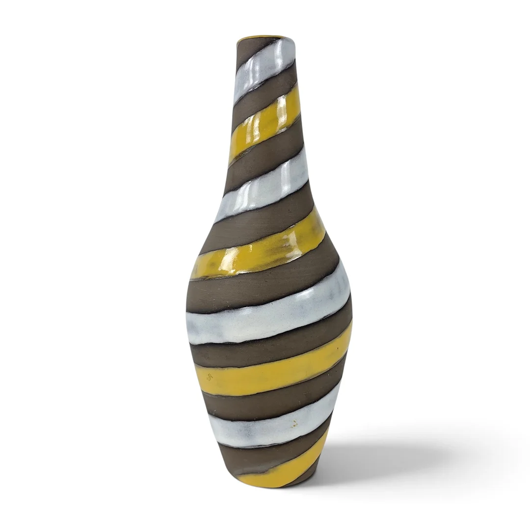 INGRID ATTEBERG. Vas, "Spiral", Upsala Ekeby, monogramsignerad Abg. — European — Roslagens Auktionsverk