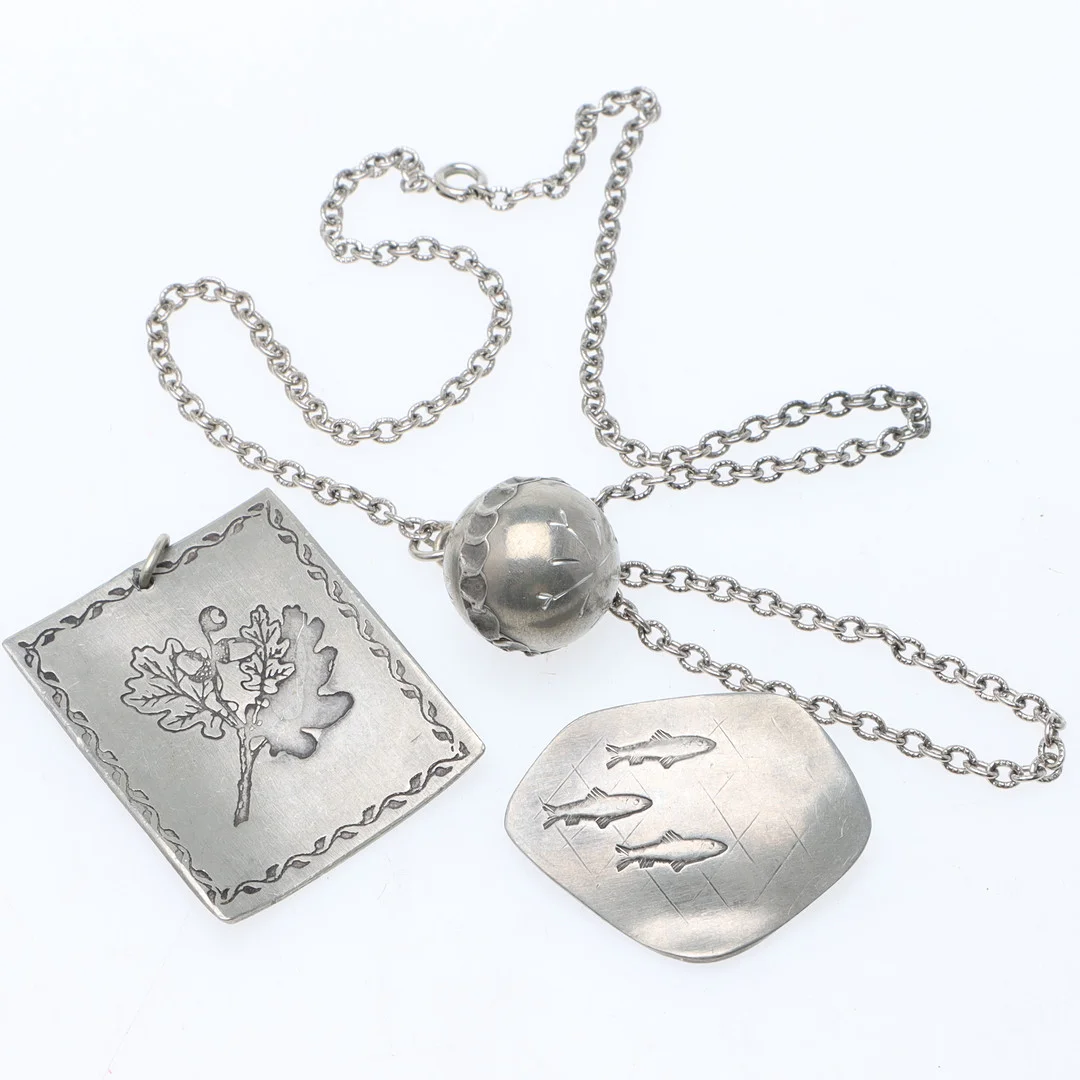 HÄNGEN & BROSCH, 3 delar, tenn, bl.a. trollkula. — Brooches & Pendants — Ekenbergs Auktioner