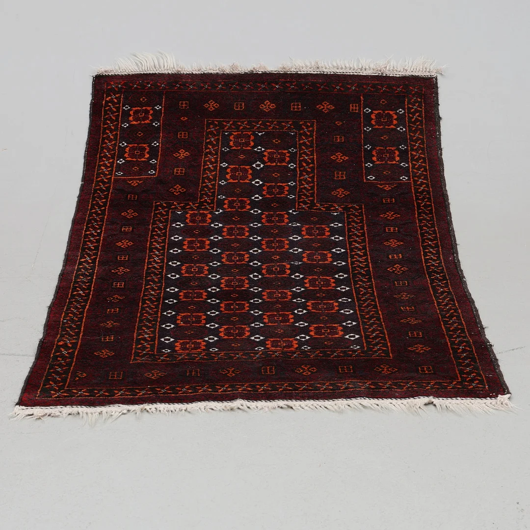 MATTA, orientalisk, ca 150 x 90cm, 1900-tal. — Oriental Carpets & Textiles — Gomér & Andersson Jönköping