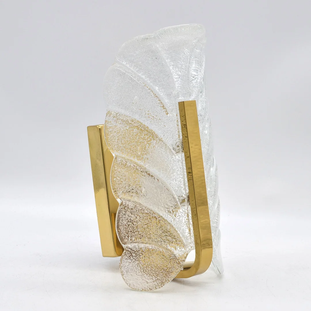 CARL FAGERLUND. DESIGNER-WANDLEUCHTE, FÜR JOSEPH BRUMBERG (SUNDERN), GLAS / VERGOLDETER MESSING, ZIEHSCHALTER, UM 1960ER JAHRE. — Wall Lights — Kunst- und Auktionshaus Kleinhenz