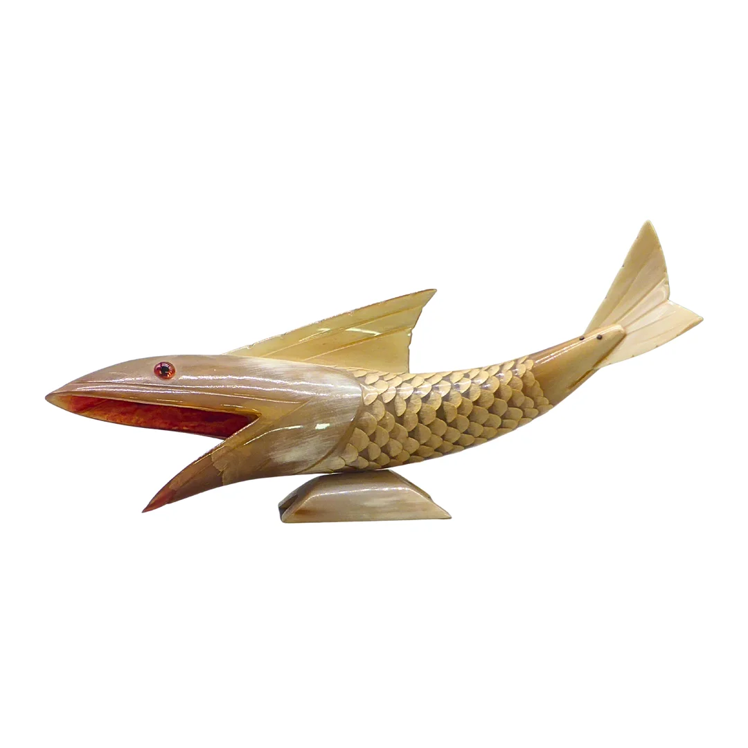 FISCHSKULPTUR AUS POLIERTEM HORN. — Other — Auktionshaus Stuber's Hammerschlag