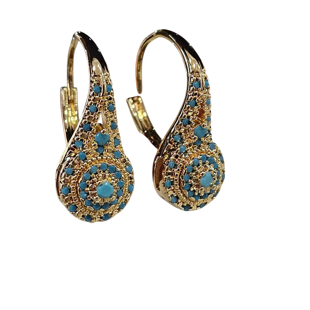 Pendientes en metal dorado con puntas de cristales azul turquesa. — Earrings — Arce Auctions