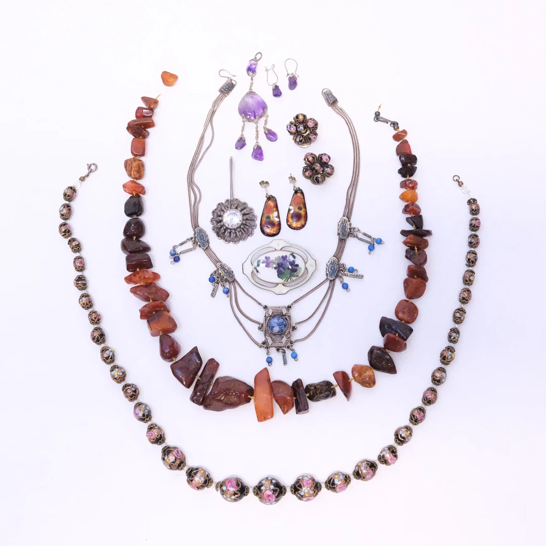 SMYCKEN, SILVER OCH BIJOUTERIER, ÅTTA DELAR. — Jewellery — Björnssons Auktionskammare