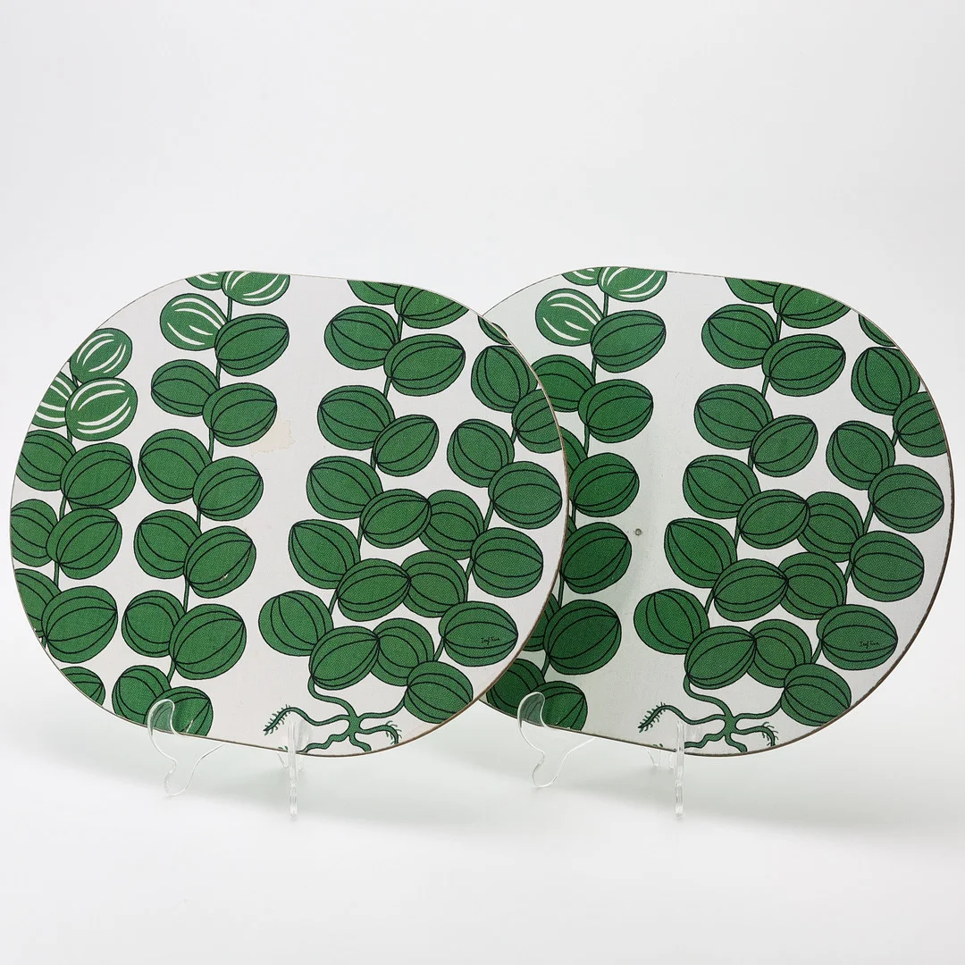 JOSEF FRANK. Bordstabletter, 2 st, "Celotocaulis", Firma Svenskt Tenn. — Miscellaneous — Auktionsmagasinet Vänersborg