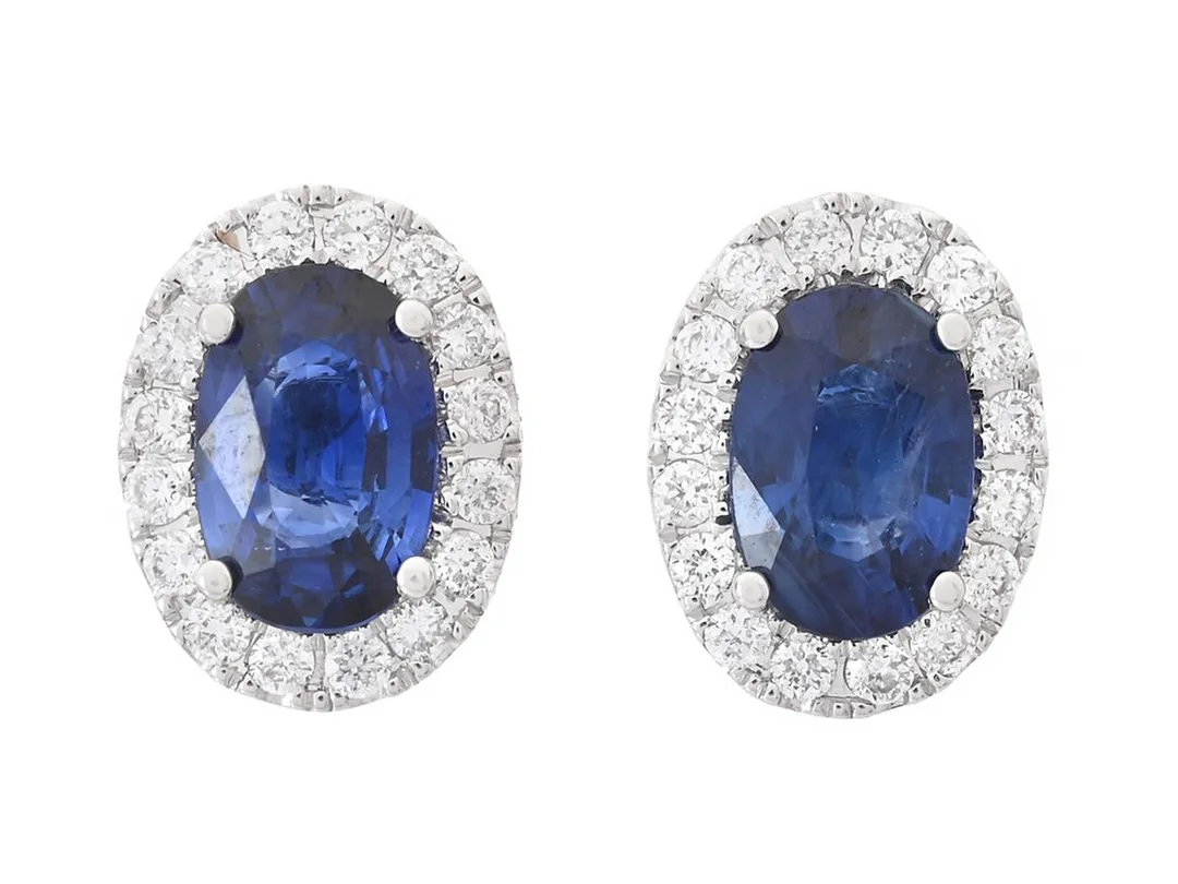 ÖRHÄNGEN, 18K vitguld, ovalslipade safirer 1,03 ctv, briljantslipade diamanter 0,18 ctv, ca TW-W/VS-SI, höjd 8,7 mm, vikt 2,4 g, stift. — Smycken/Örhängen — Kaplans