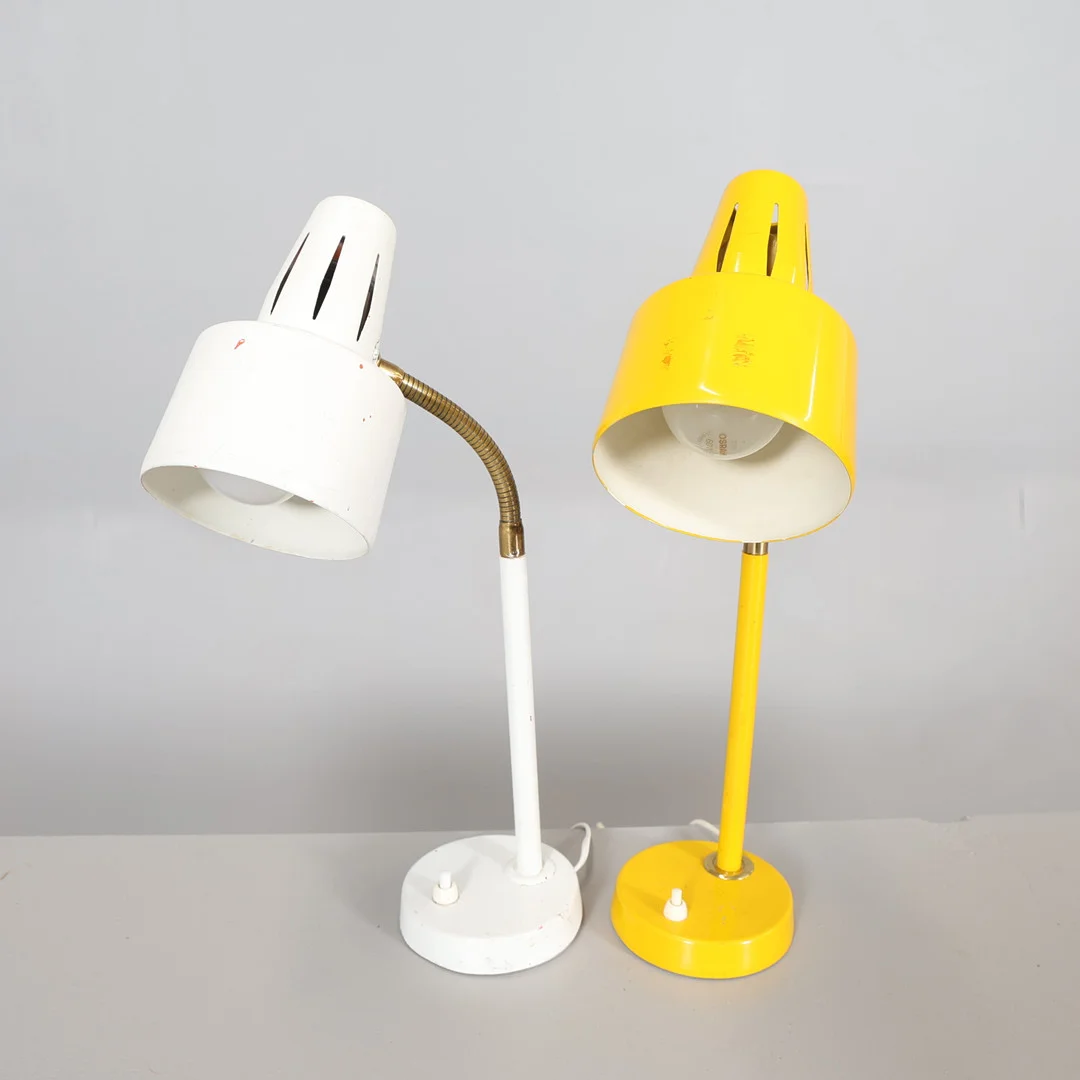 SKRIVBORDSLAMPOR metall 2 st 1900-talets andra hälft. — Table Lamps — Höörs Auktionshall