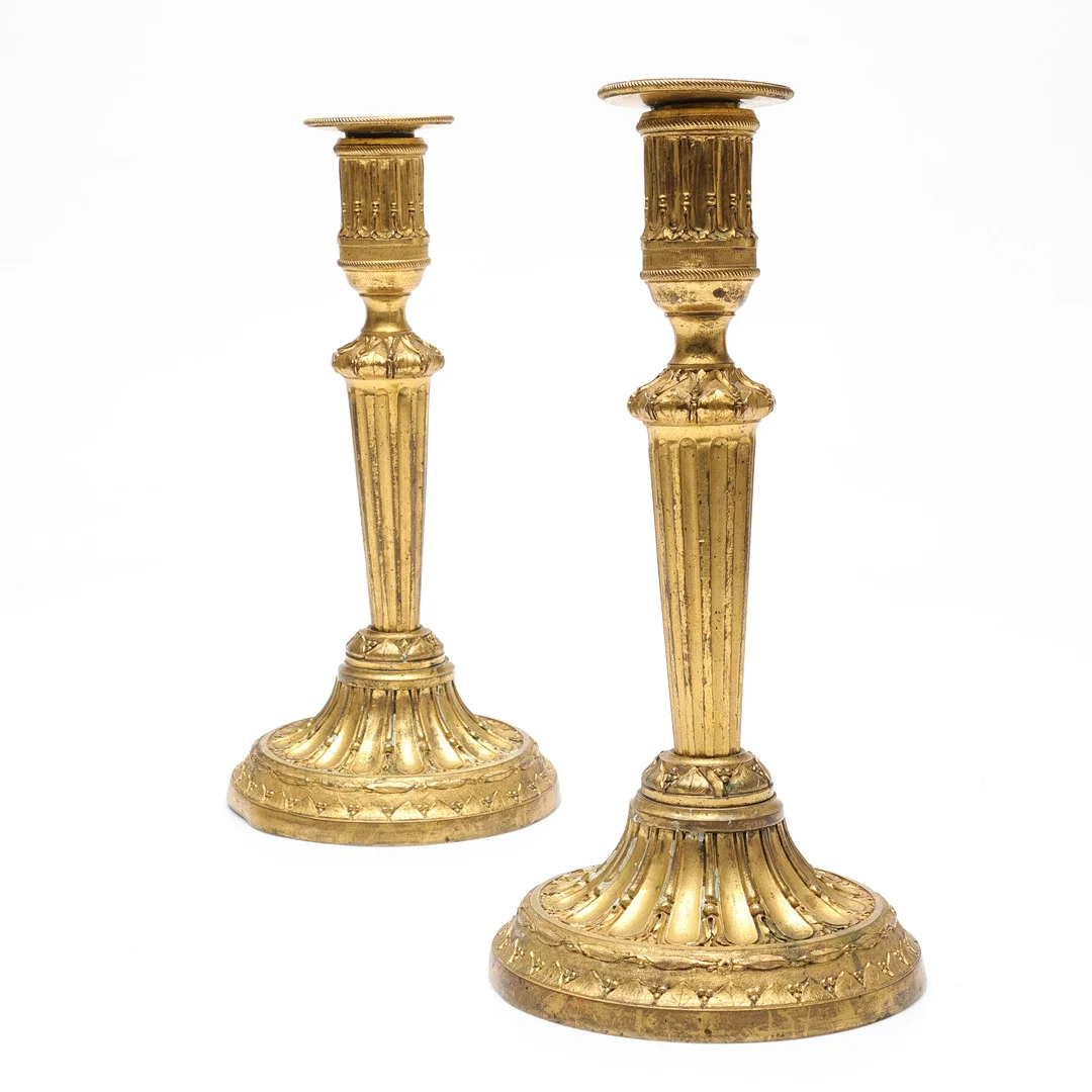 LJUSSTAKAR, ett par, Louis XVI, förgylld brons, sent 1700-tal, Frankrike. — Candlesticks — Gomér & Andersson Linköping