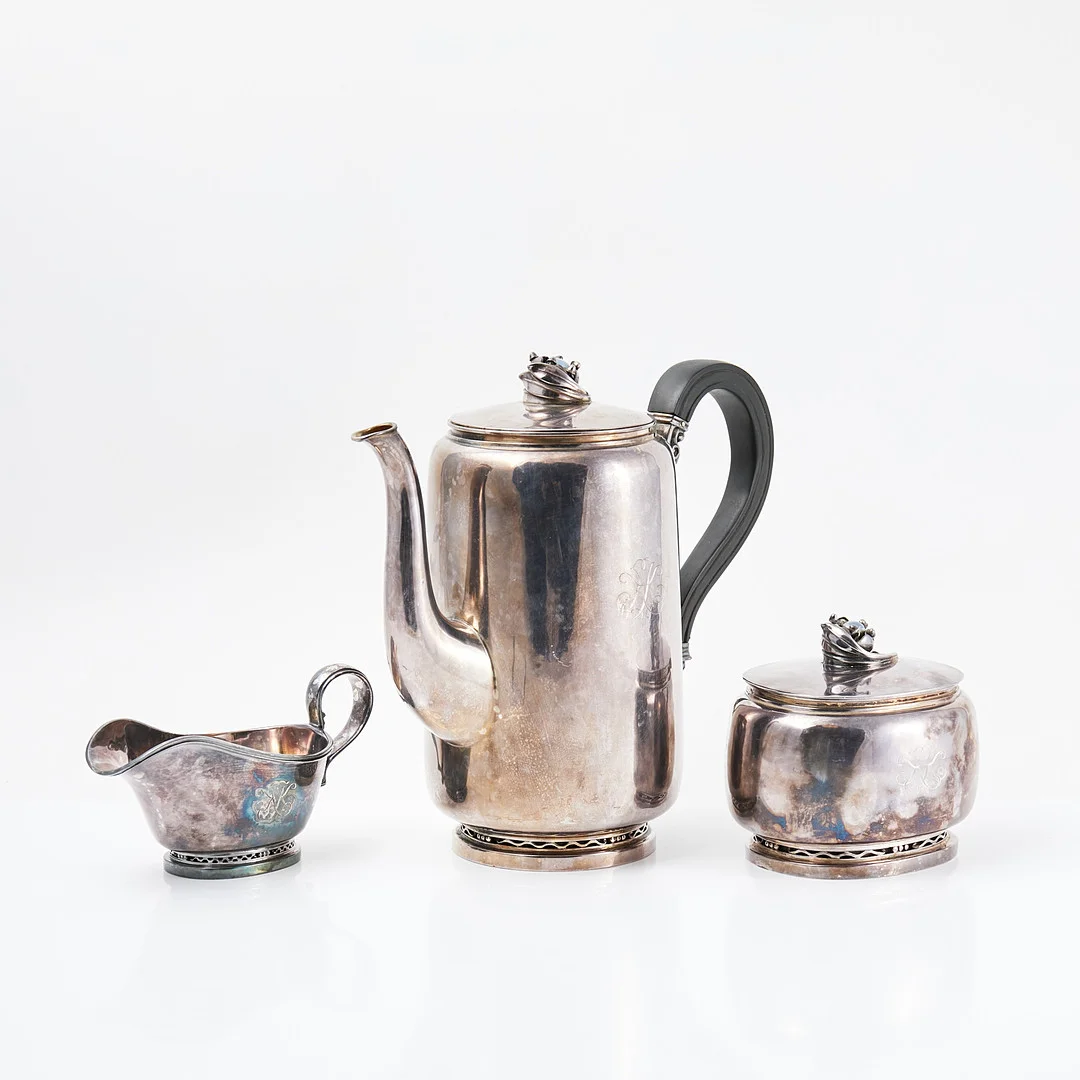 HELGE LINDGREN, KAFFEKANNA, SOCKERSKÅL SAMT KANNA, (3 dlr) K. Anderson Studio, Stockholm 1951. — Silver — Stockholms Auktionsverk Sickla