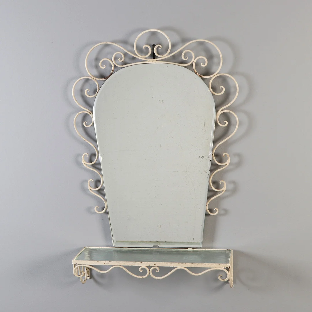 SPEGEL MED HYLLA. Swedish Modern, 1940/50-tal. Vitmålat smide med fasettslipat glas och råglasskiva. — Mirrors — Skånes Auktionsverk