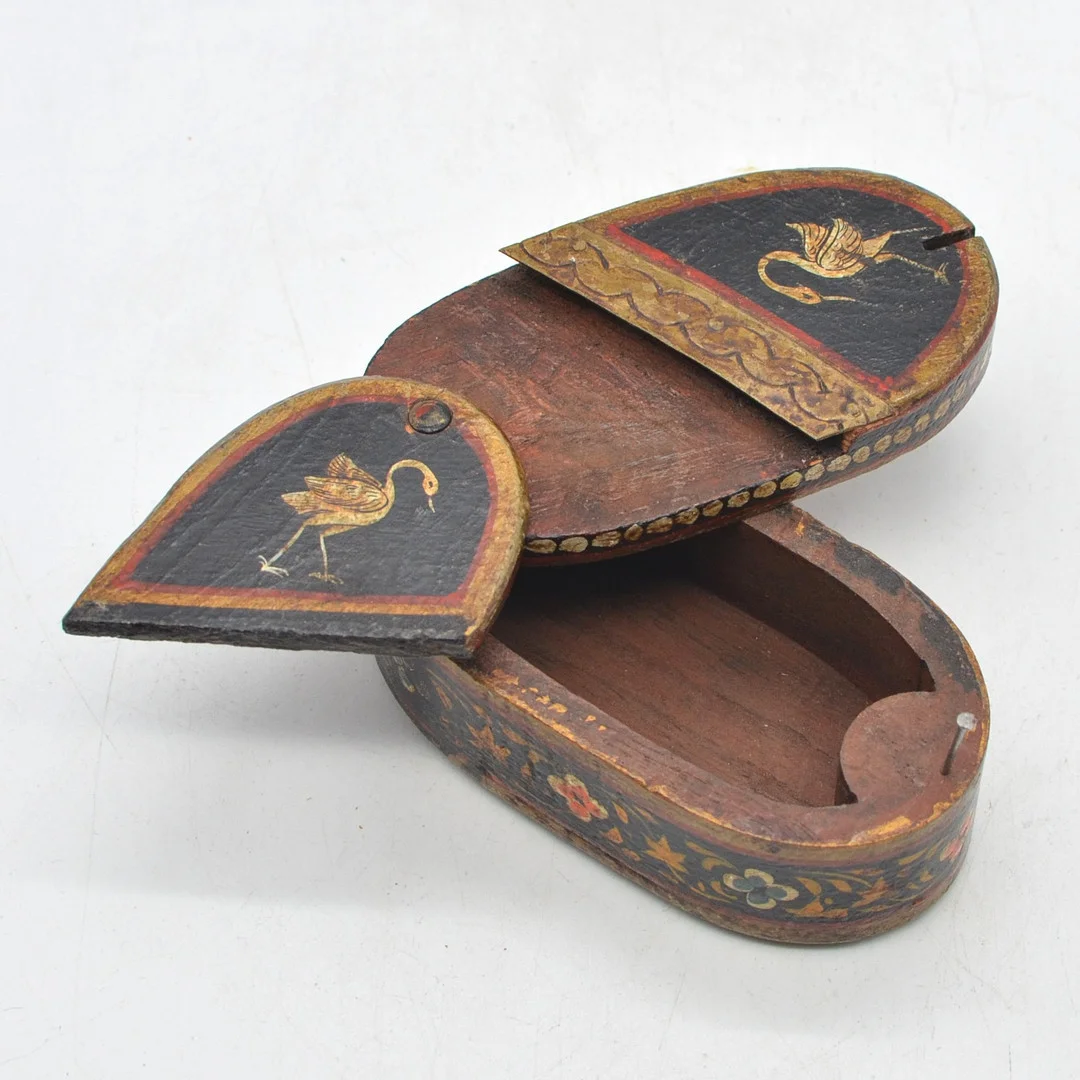PUZZLE-BOX, KRANICH-MUSTER, LACKMALEREI AUF HOLZ, GRAVIERTER METALL, 19. JAHRHUNDERT. — Other — Kunst- und Auktionshaus Kleinhenz