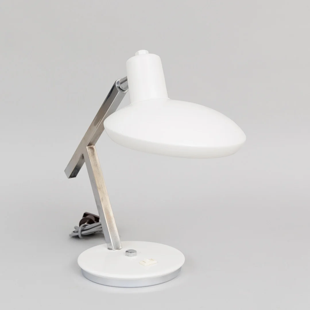 BORDSLAMPA, lackerad/förkomad metall, 1900-talets andra hälft. — Table Lamps — Garpenhus Auktioner